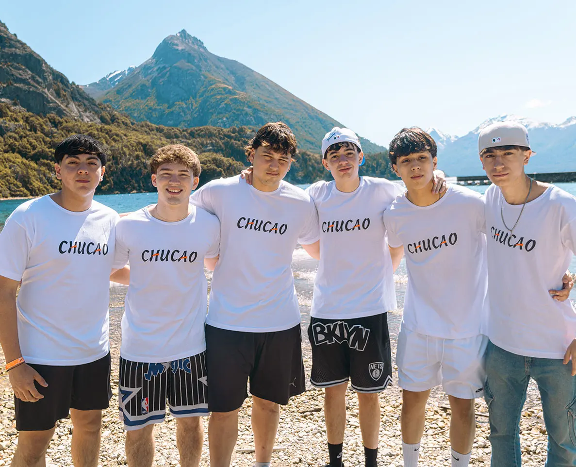 chicos con remera de chucao en la montaña